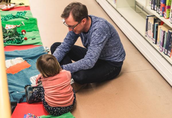 papa en peuter spelen met pieterpeuterpad